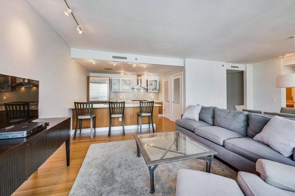 340 E Randolph Street - Photo 5
