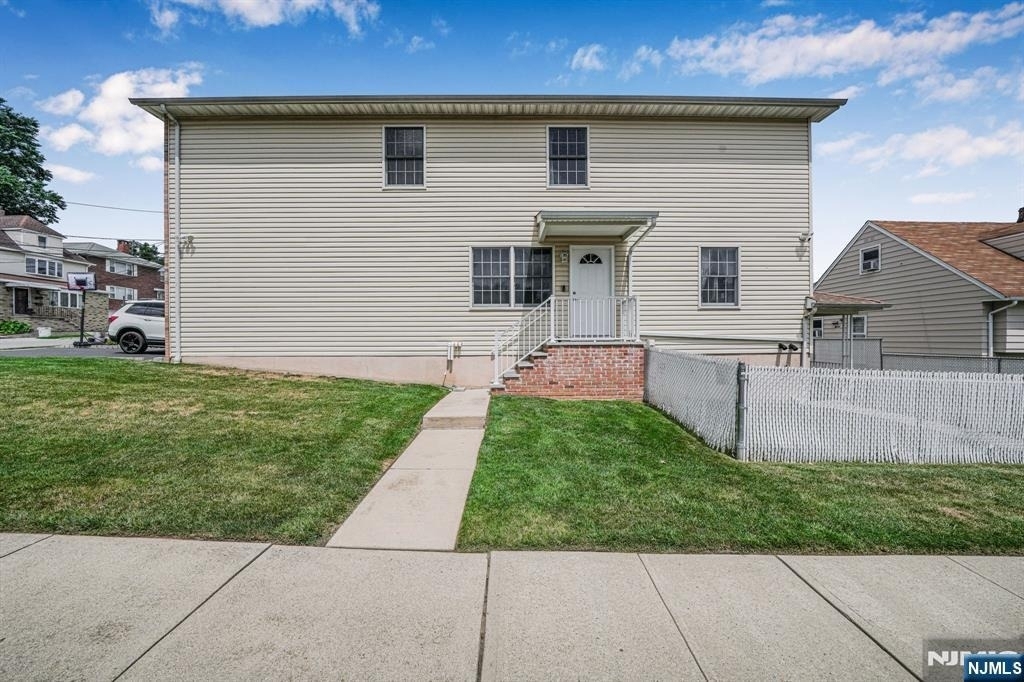23 West - Photo 16