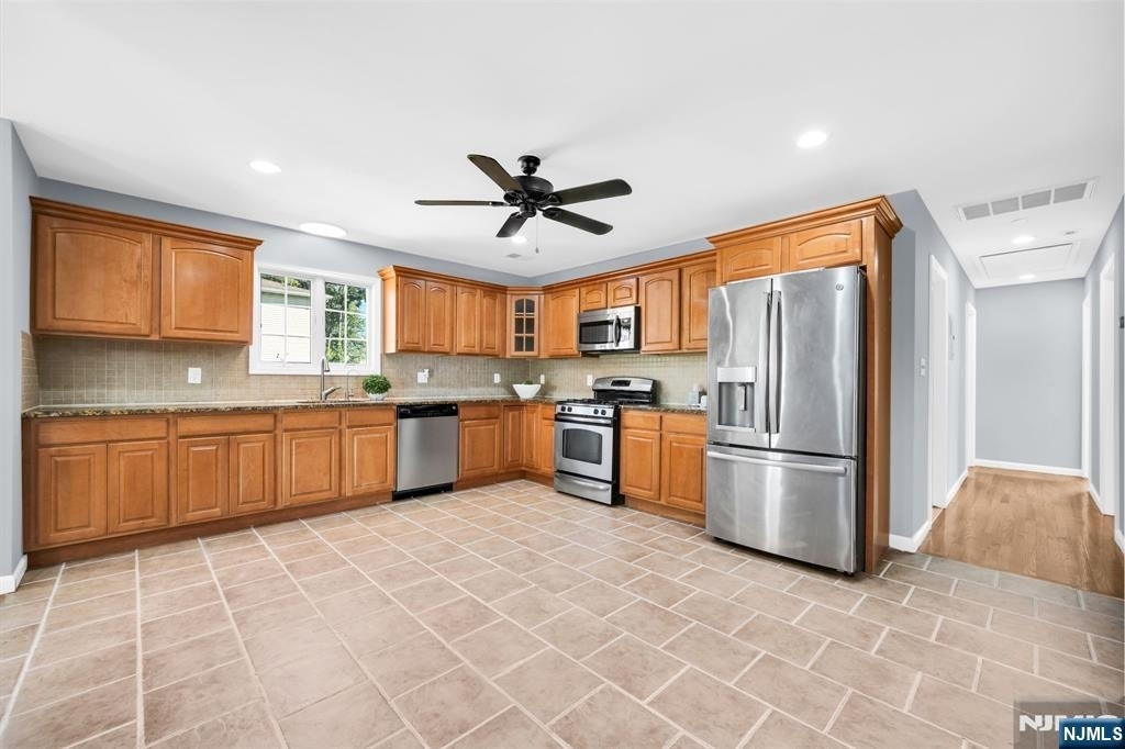23 West - Photo 6