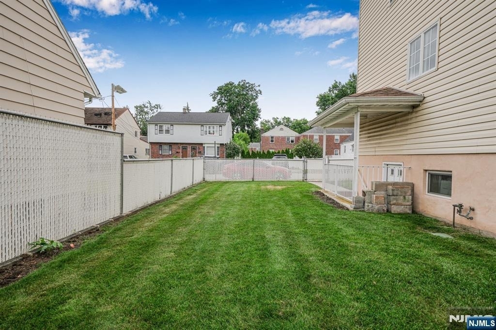 23 West - Photo 17