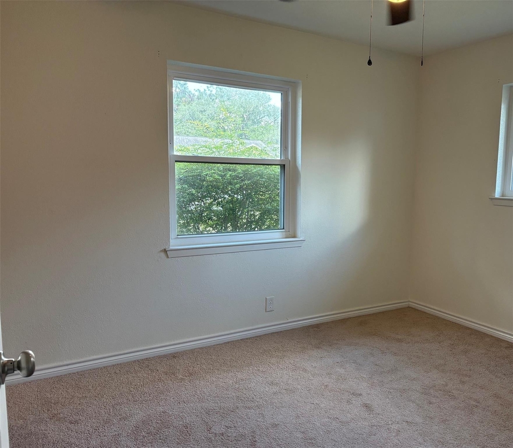 303 Crestwood Street - Photo 4