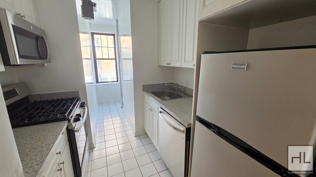 West 10th Street - Photo 1
