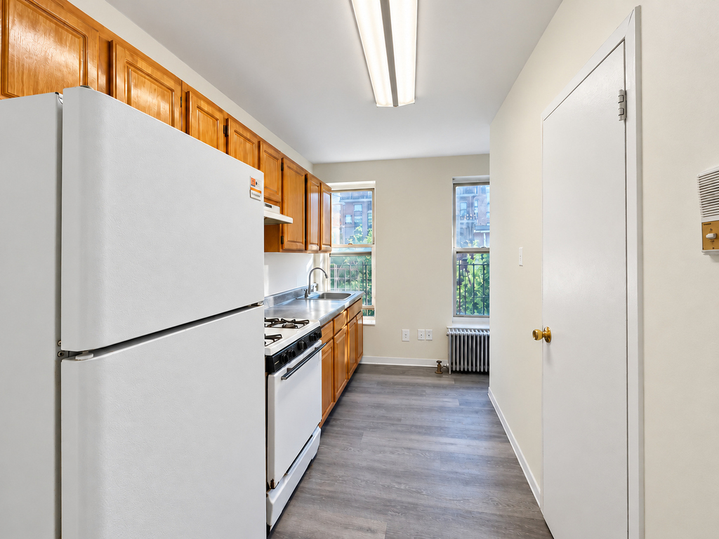 872 Bergen Street - Photo 3
