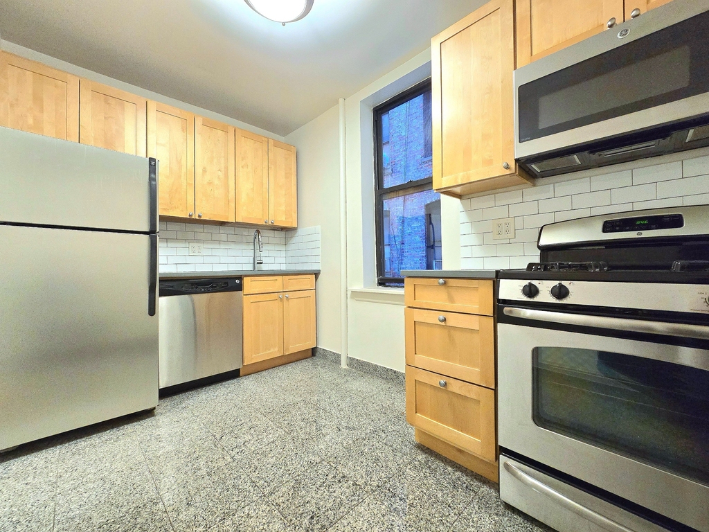 615 Fort Washington Avenue - Photo 2