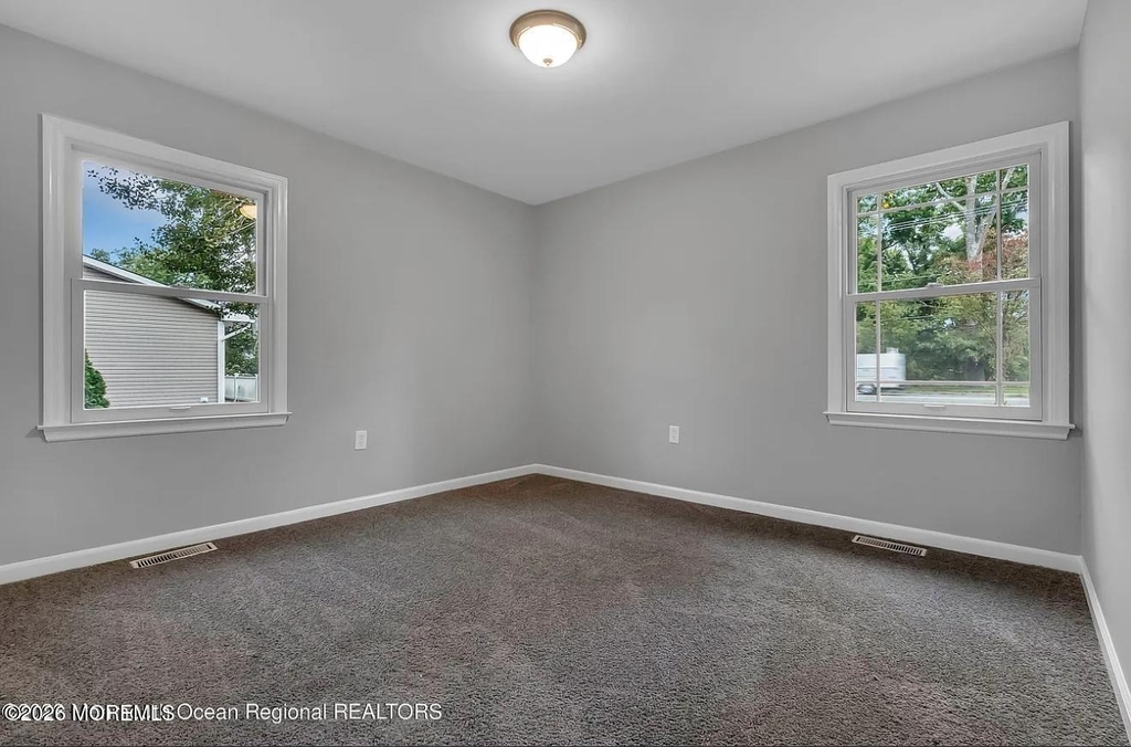 821 Bay Avenue - Photo 9