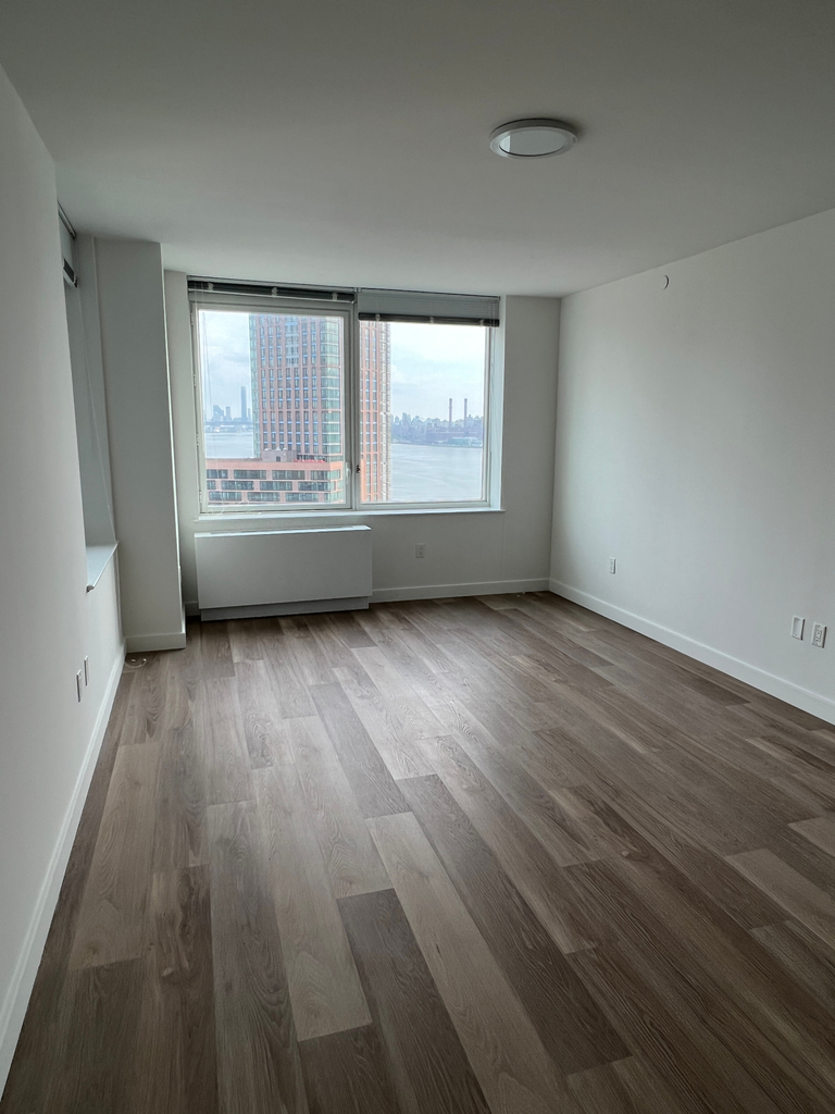 Center Boulevard - Photo 2