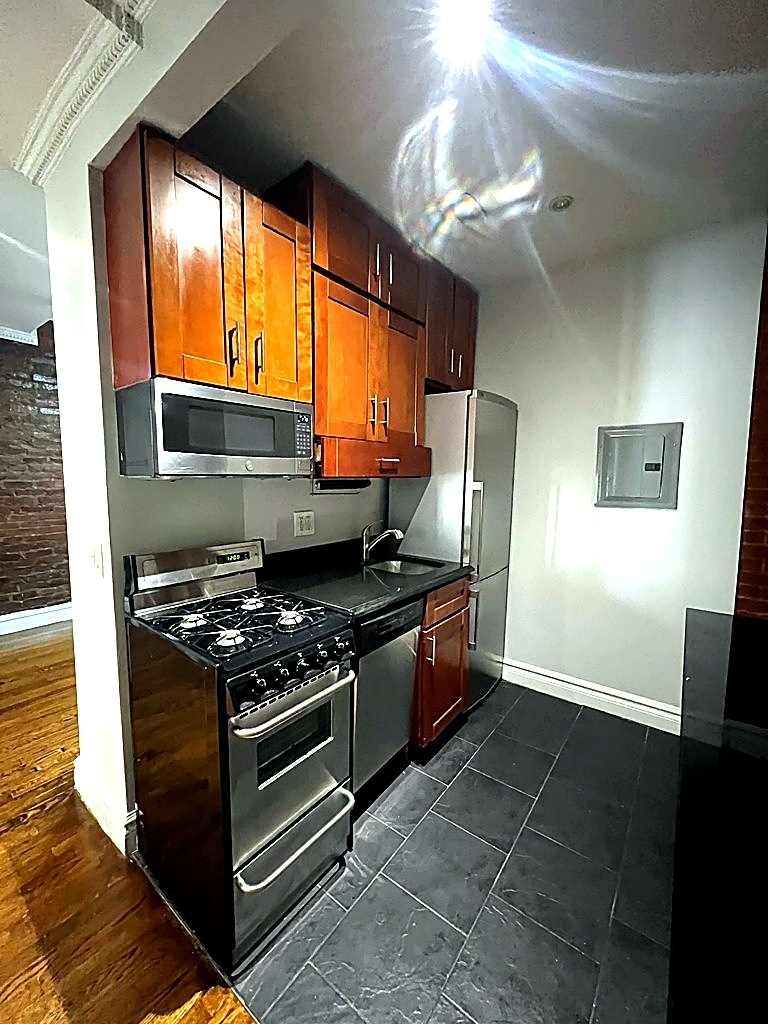 East 13th Street — 4 Bed - Photo 3
