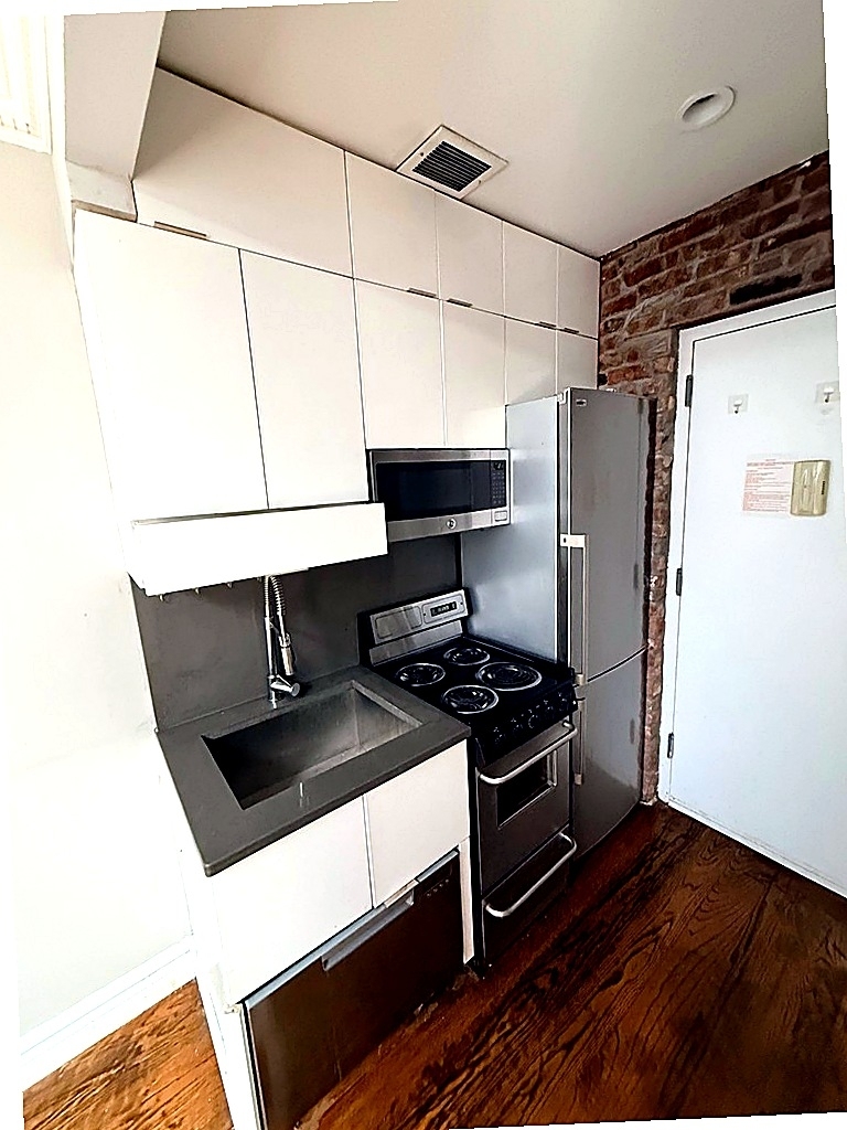 West 14th Street — 1 Bed - Photo 5