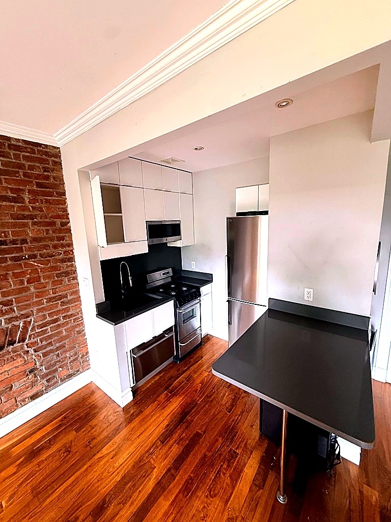 West 21st Street — 1 Bed - Photo 2