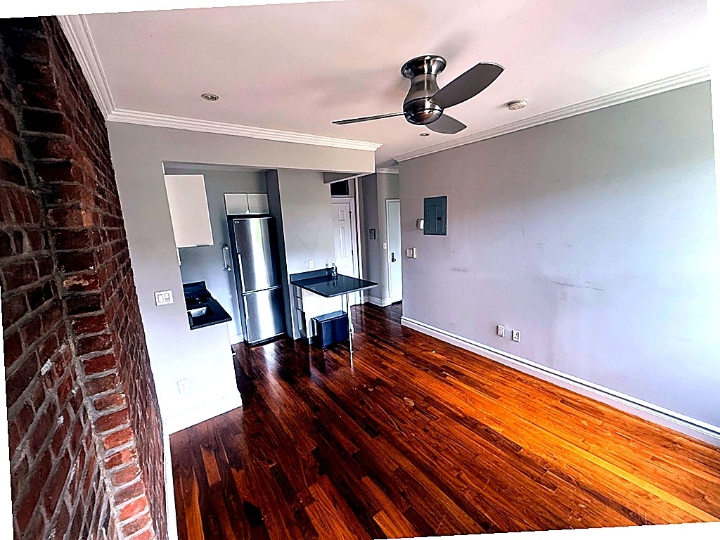West 21st Street — 1 Bed - Photo 0