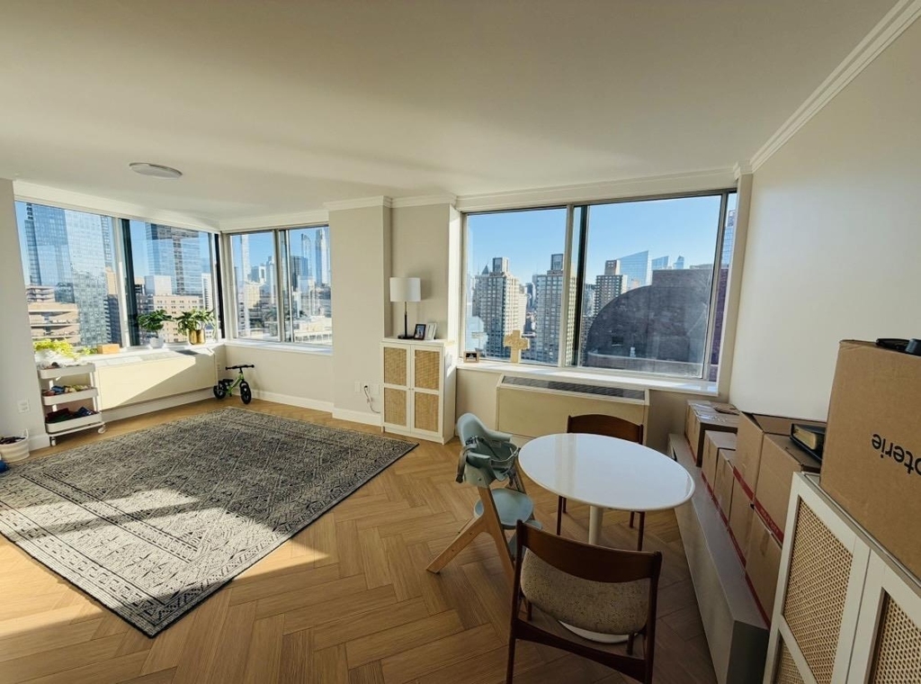160 Riverside Boulevard - Photo 2