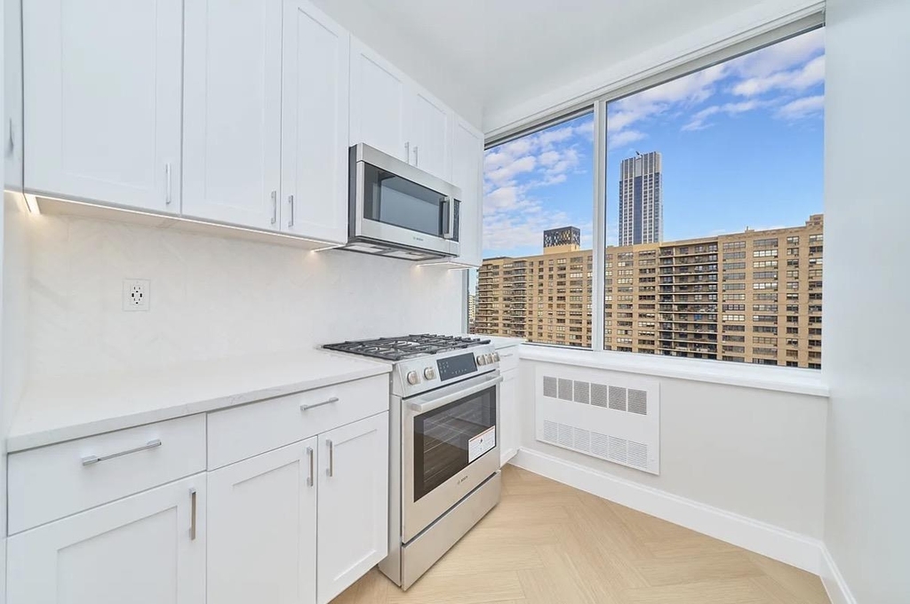 160 Riverside Boulevard - Photo 16