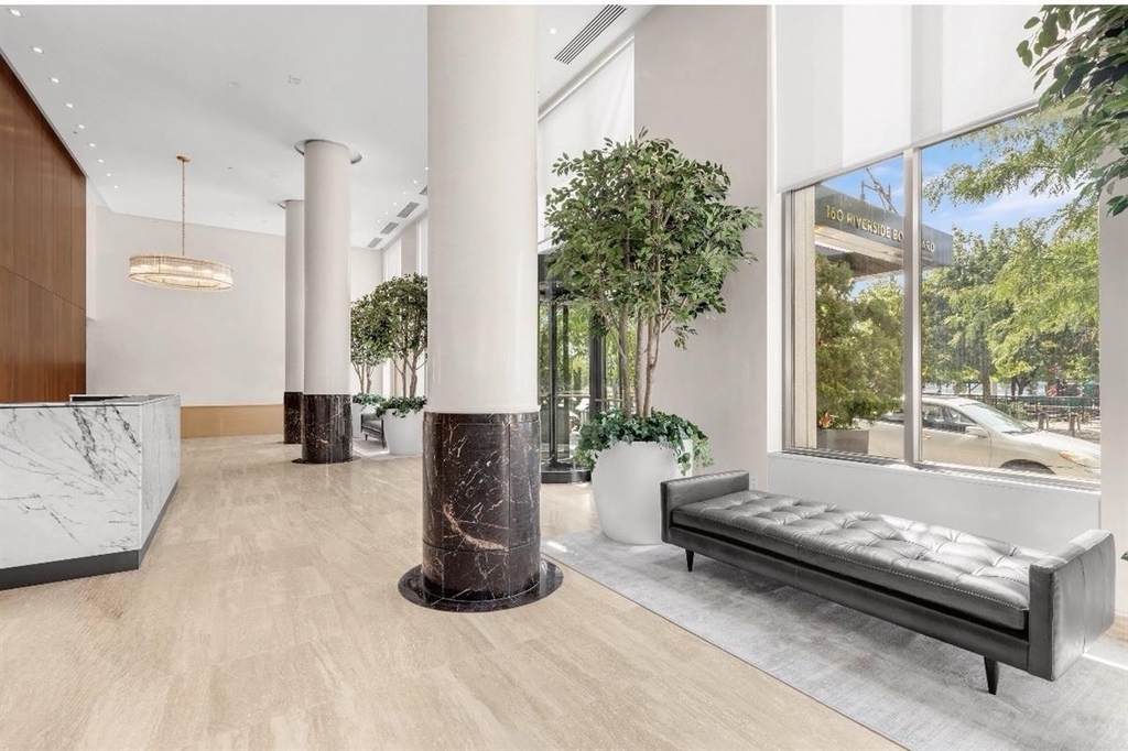 160 Riverside Boulevard - Photo 20