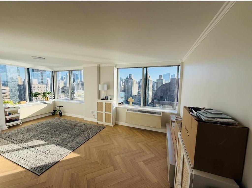 160 Riverside Boulevard - Photo 3
