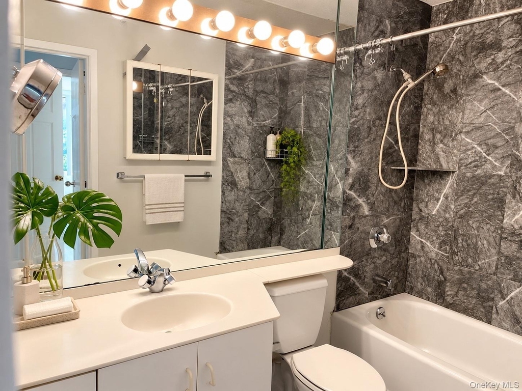 4 Martine Avenue - Photo 5