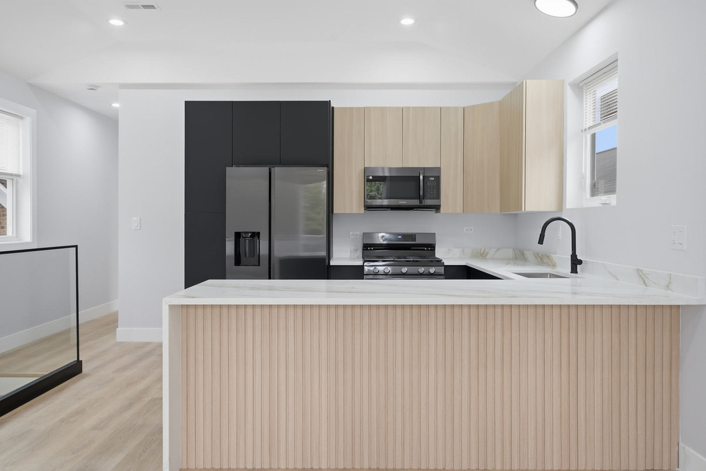 2307 S Marshall Boulevard - Photo 5