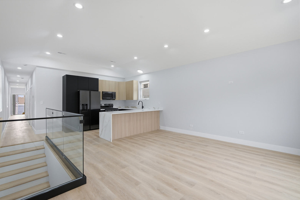 2307 S Marshall Boulevard - Photo 7