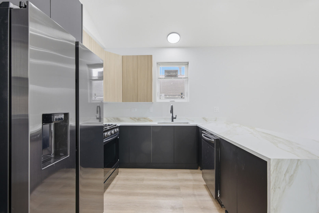 2307 S Marshall Boulevard - Photo 4