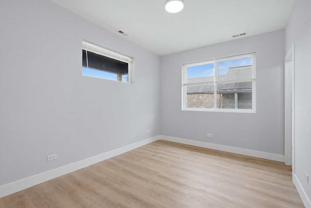 2307 S Marshall Boulevard - Photo 12