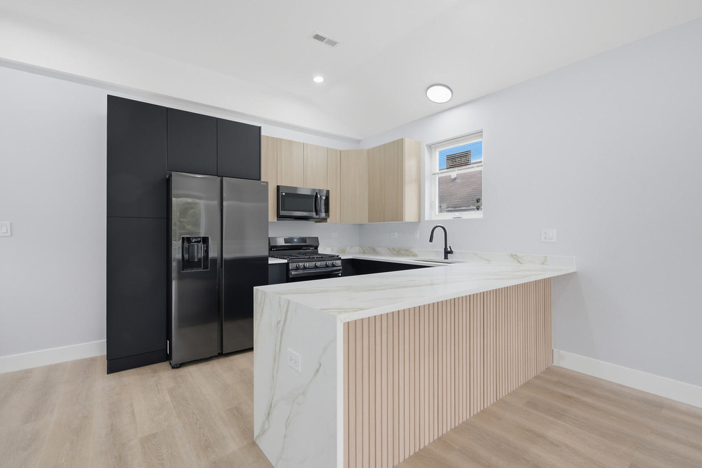 2307 S Marshall Boulevard - Photo 3