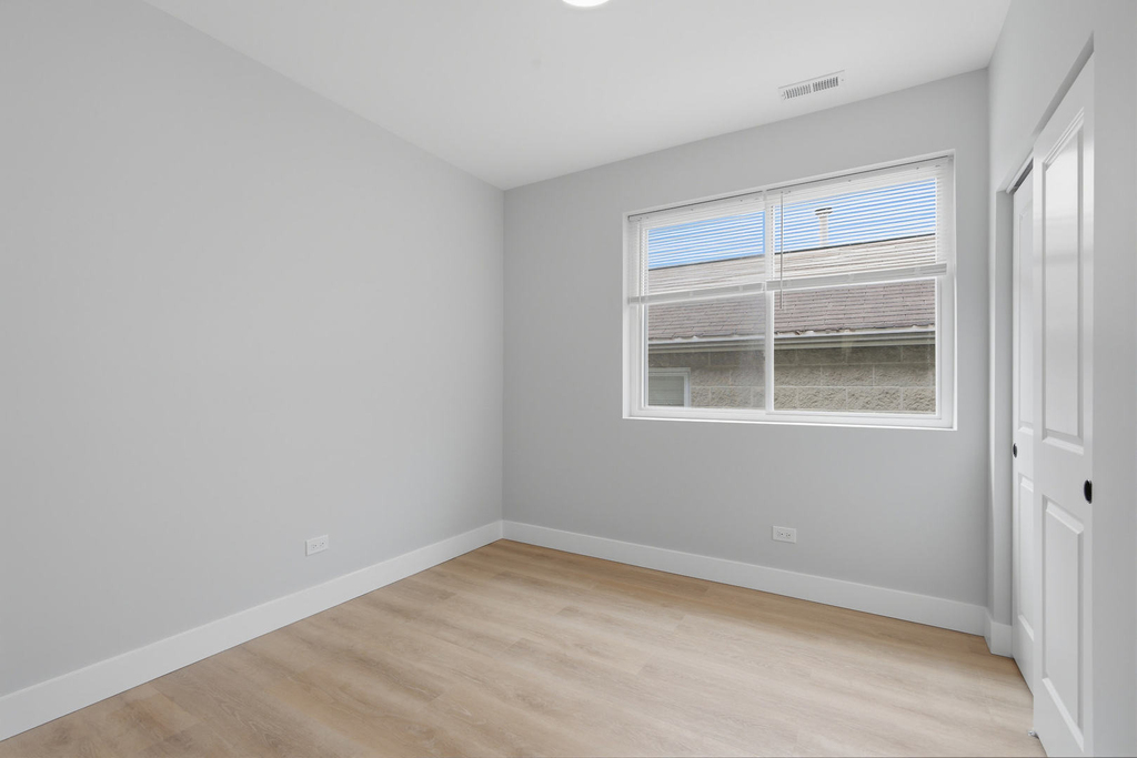 2307 S Marshall Boulevard - Photo 8