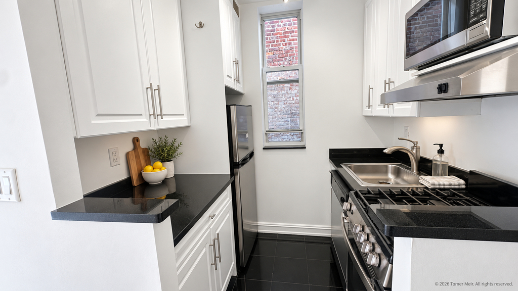 ### Bright 2-Bedroom Apartment in Prime Upper East Side - Photo 1