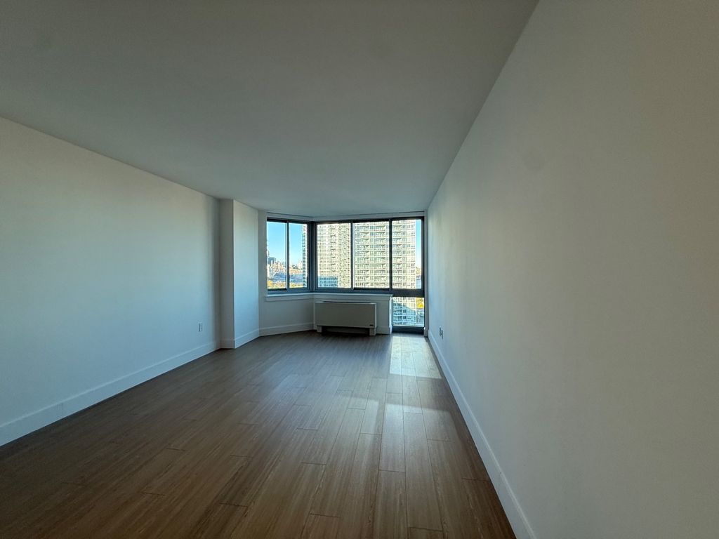 Center Boulevard - Photo 0