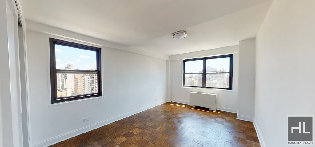 E 16 St - Photo 1