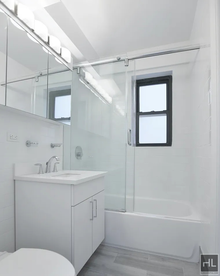 E 16 St - Photo 4