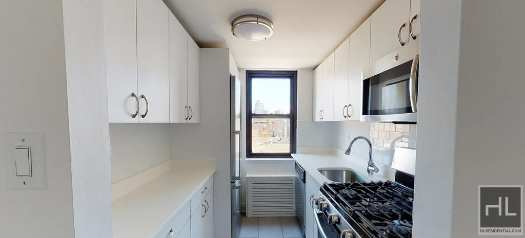 E 16 St - Photo 0