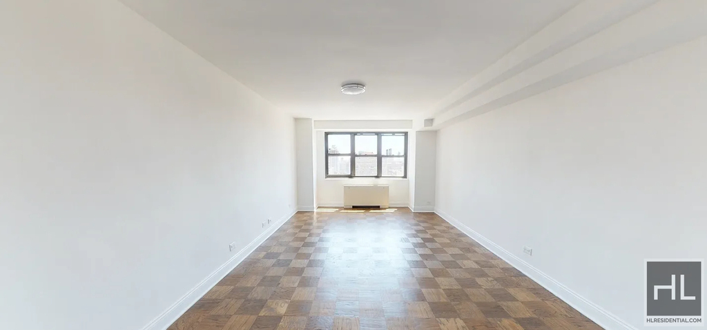 E 16 St - Photo 3