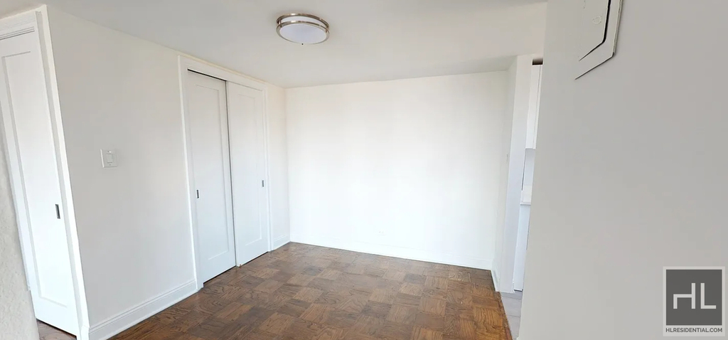 E 16 St - Photo 2