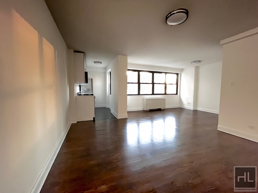 E 16 St - Photo 6