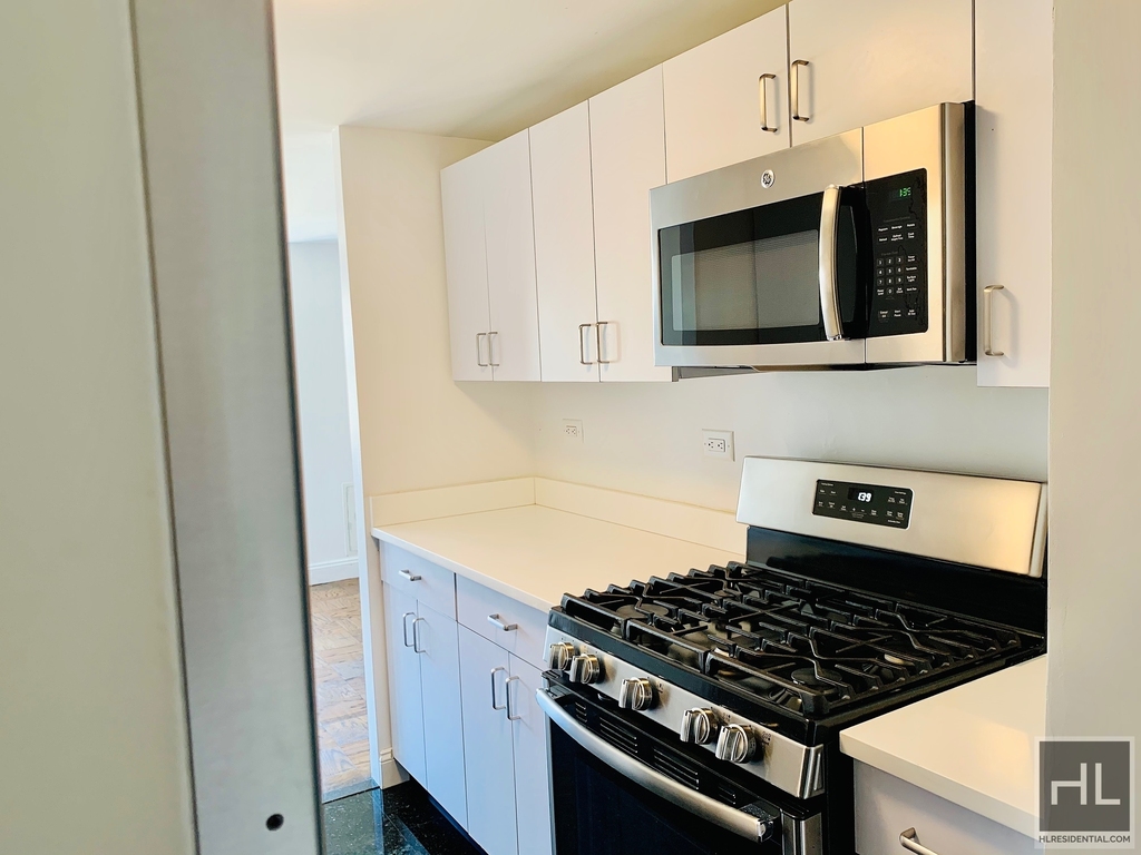E 16 St - Photo 5