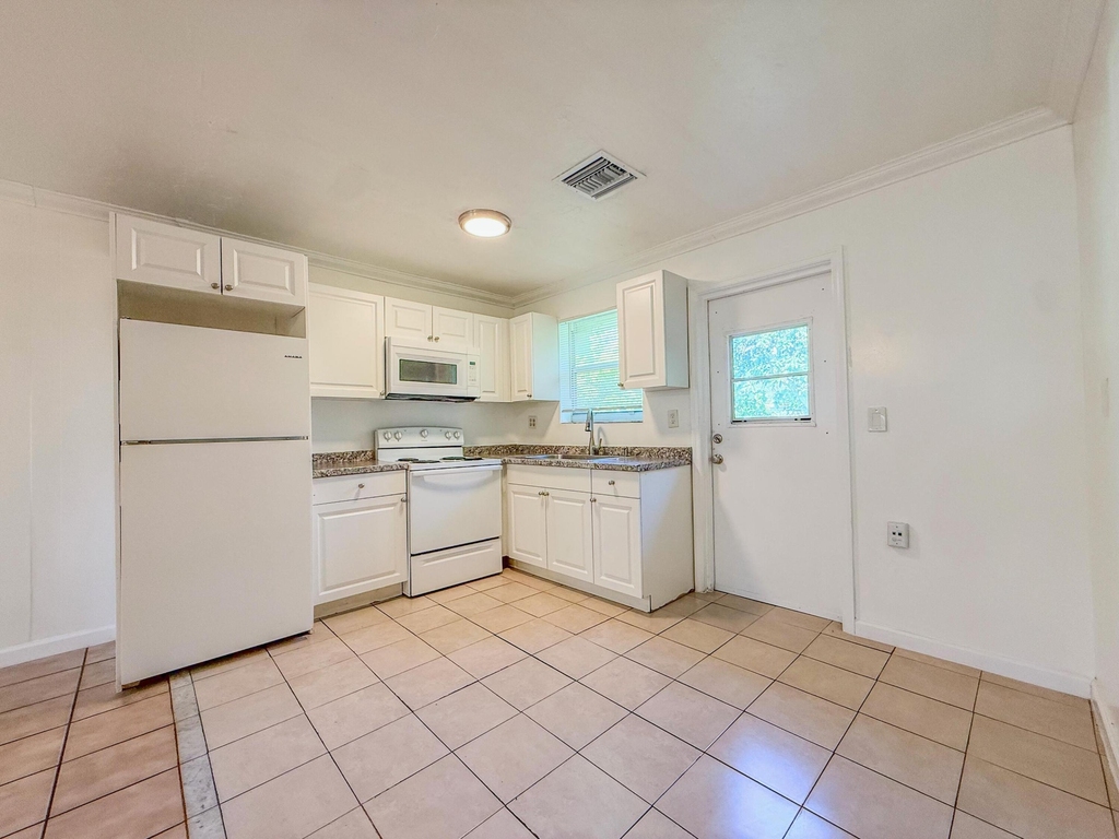 3075 Floweva Street - Photo 4