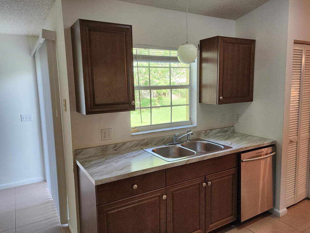 2514 Se Rock Springs Drive - Photo 2