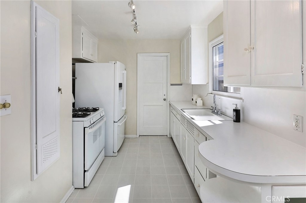 3914 Vantage Avenue - Photo 9