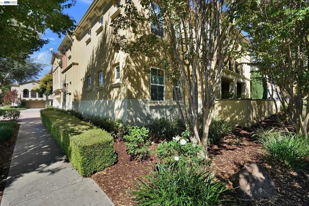 2811 Quarryhill Ave - Photo 0