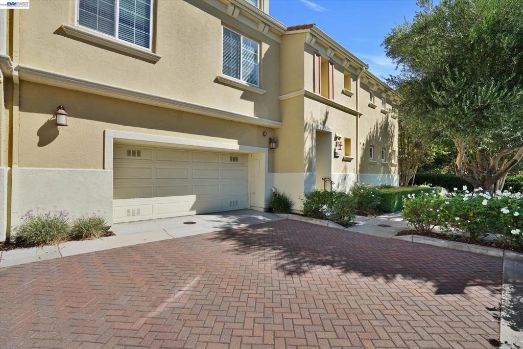 2811 Quarryhill Ave - Photo 2