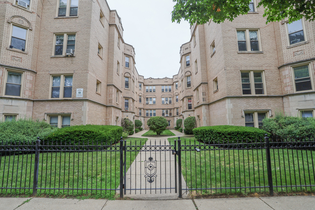 7443 N Claremont Avenue - Photo 0
