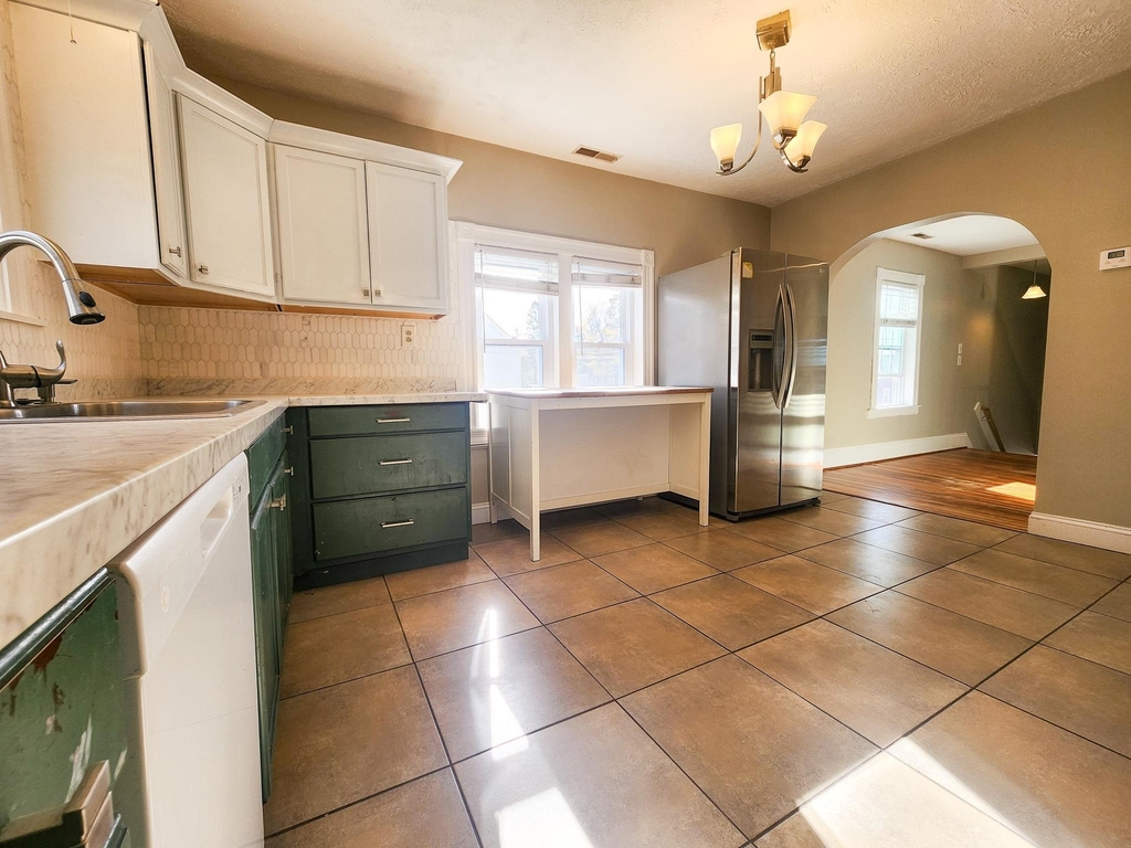141 Amherst - Photo 4
