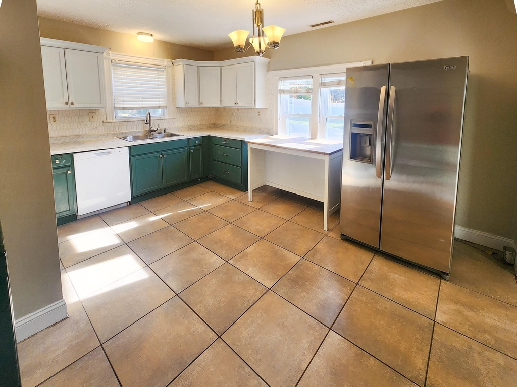 141 Amherst - Photo 3