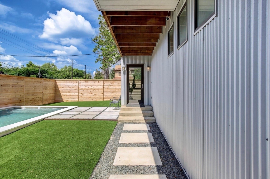 705 Nicholson Street - Photo 4