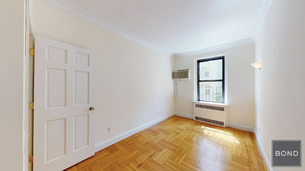 East 78th St & York Ave - Photo 3