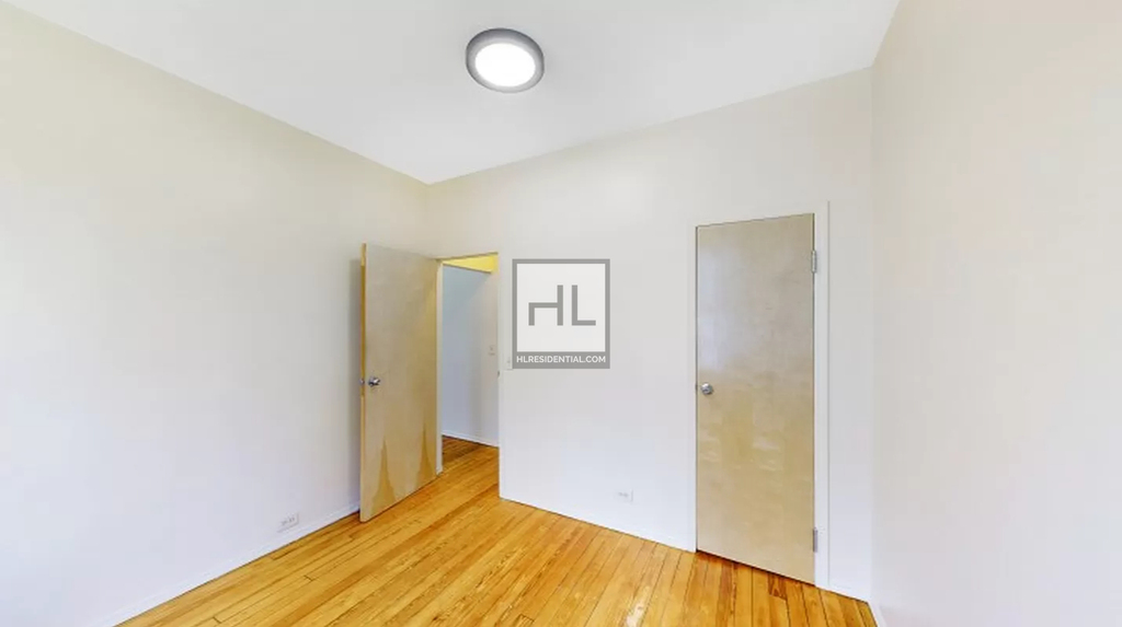 Sullivan Street - Photo 2