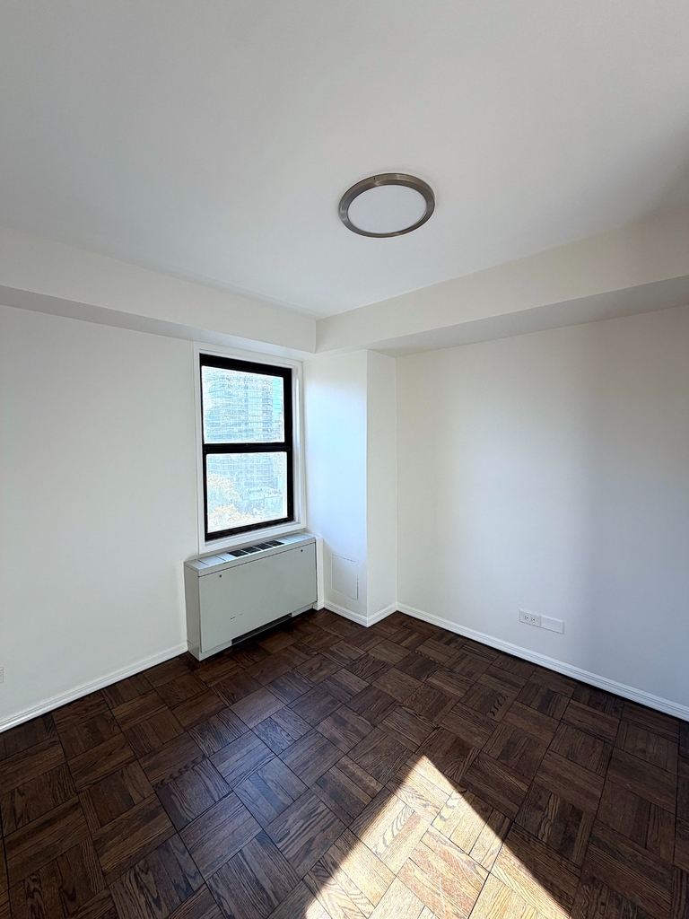 East 63rd Street - Photo 2