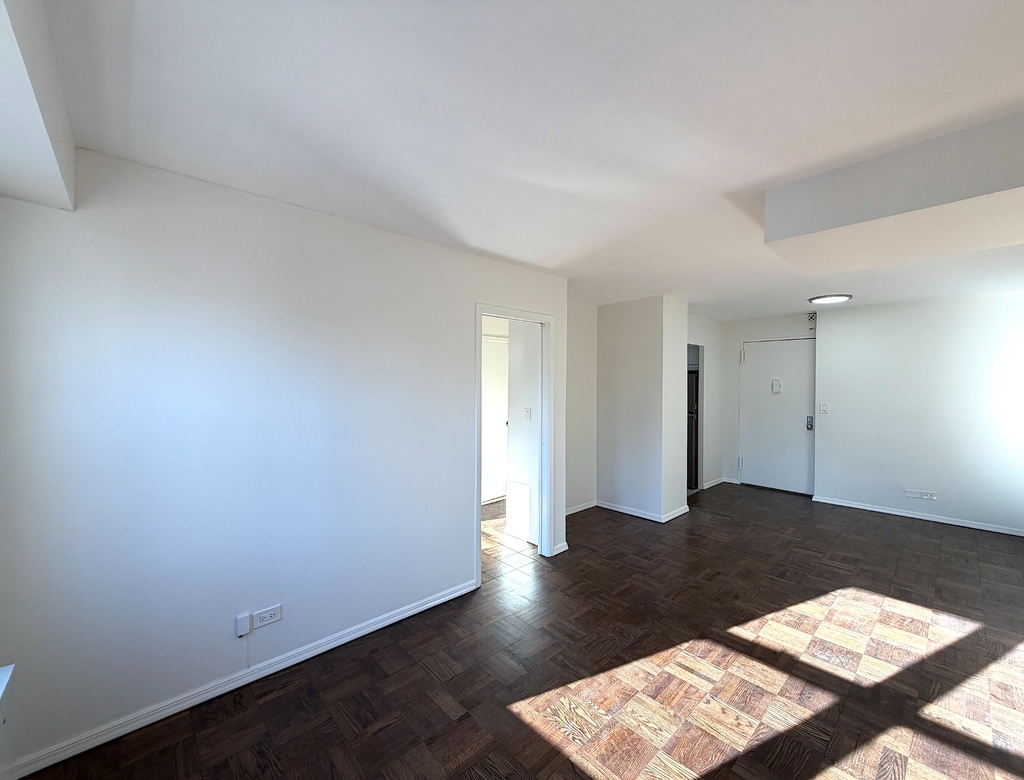 East 63rd Street - Photo 0