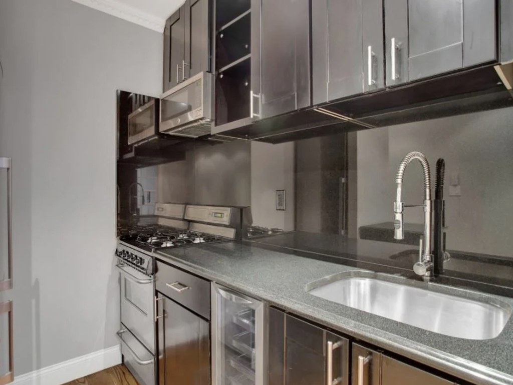 West 52nd Street - Photo 3