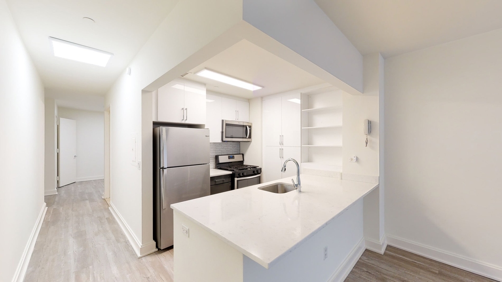 10 Hanover Square - Photo 1