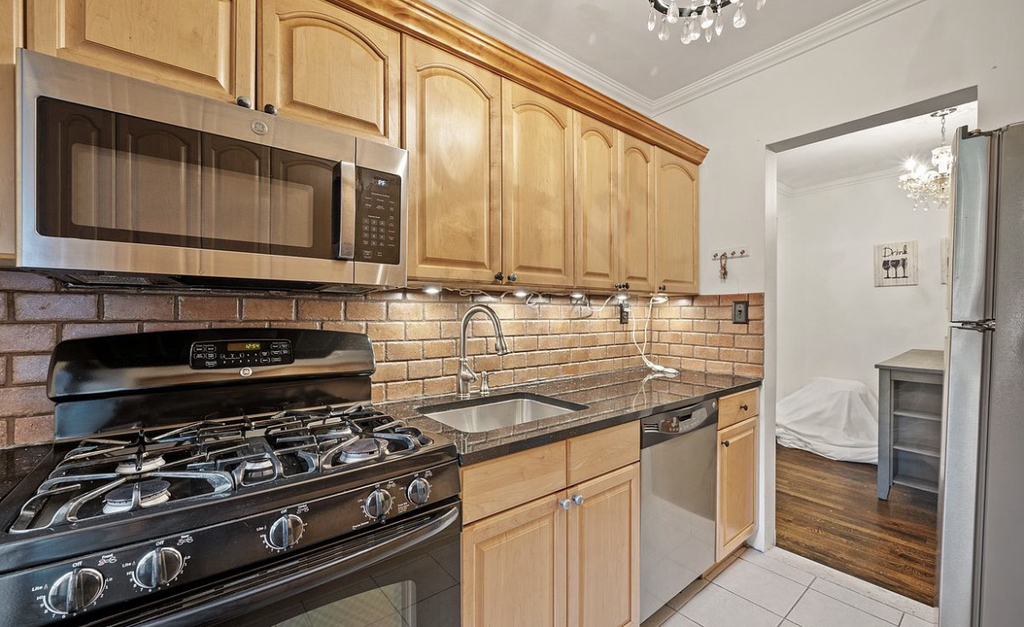 76-9 Ditmars Boulevard - Photo 4